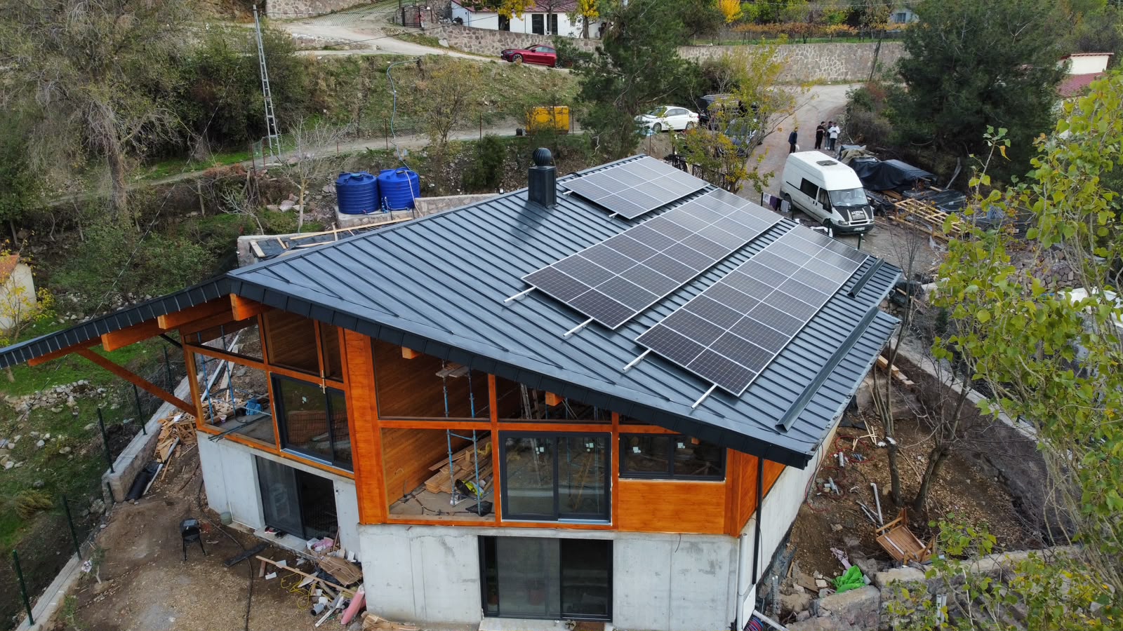 Ahşap evin yandan görünümü ve çatıdaki panel dizisi