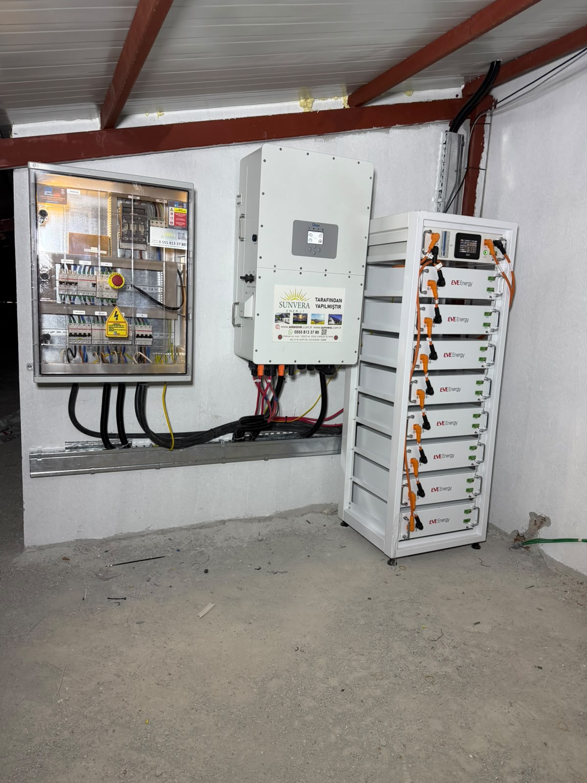 Teknik odada inverter, dağıtım panosu ve batarya kabini