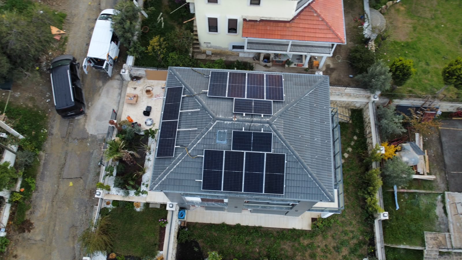 Aynı evin çatısındaki panel dizileri, farklı açıdan